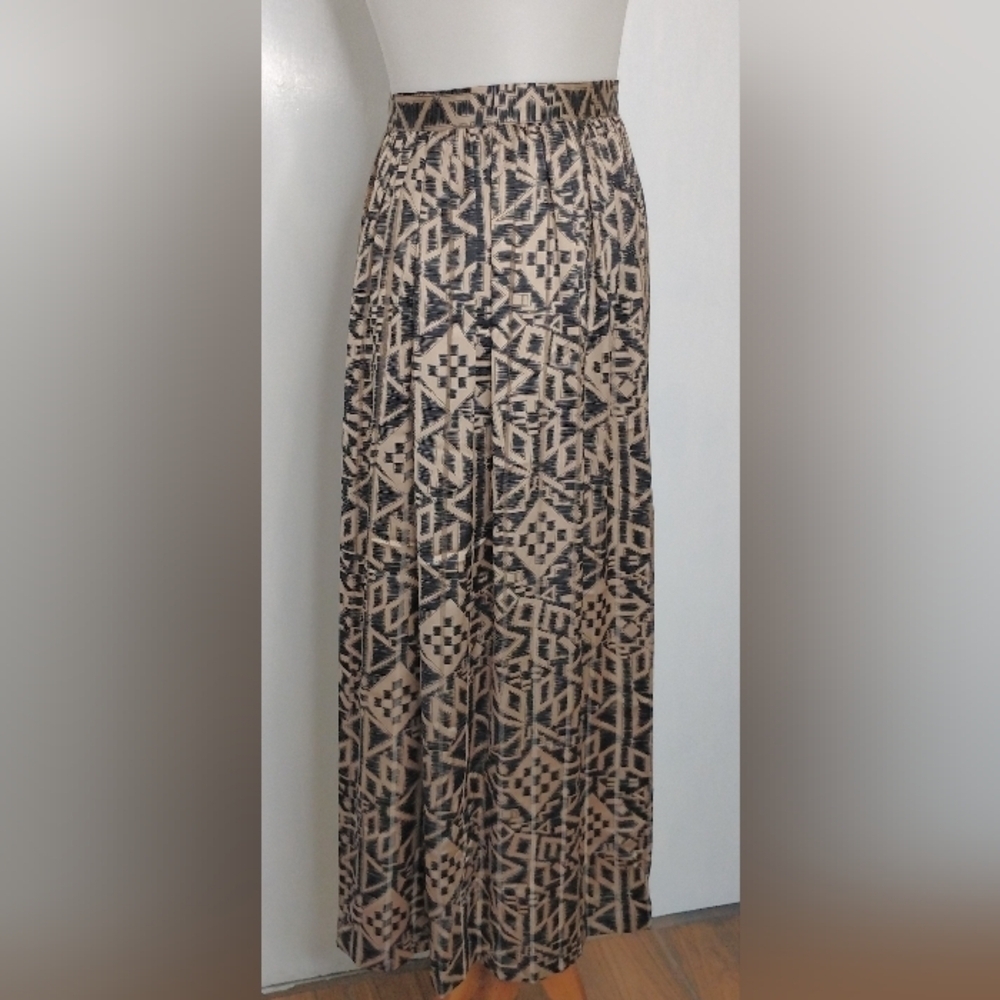 OYSTER AND BLACK GEOMETRIC SKIRT - Picture 2 of 8